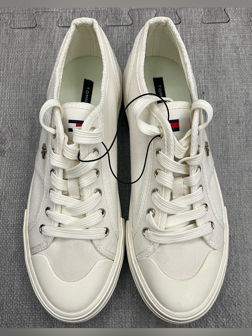 Tommy Hilfiger White Canvas Lace-Up Low-Top Sneakers Logo Accents US 8.5 M